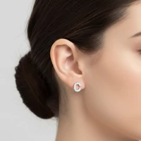 C betűs fülbevaló részletfotó