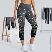 Fekete elasztikus alakformáló leggings szíves mintával