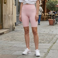 rózsaszín bordázott short modellen utcai viselet