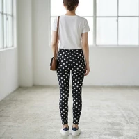 Fekete elasztikus anyagú pöttyös leggings S-L