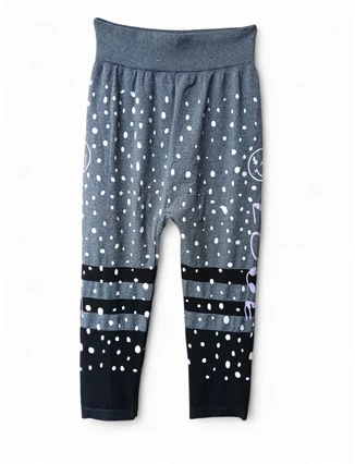 Kényelmes, elasztikus anyagú női capri leggings pöttyös mintával.