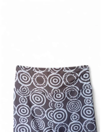 Elasztikus barna leggings világos mintás dizájnnal