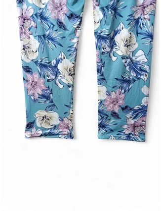 Zöld alapszínű leggings nőies virágmintával