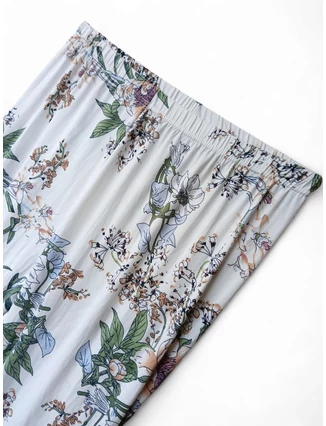Extra méretű fehér capri halász leggings virágmintával.