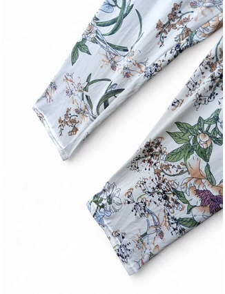  virágos fehér capri leggings rugalmas fazonnal.