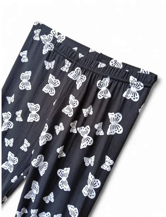 Fekete hosszú leggings elölnézet pillangómintával.