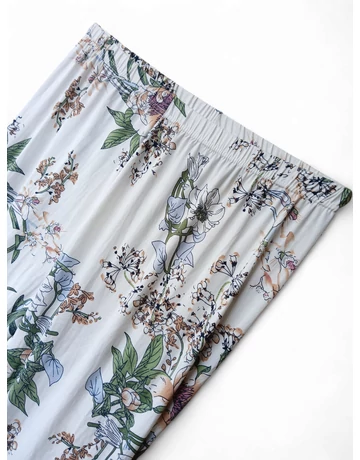 Extra méretű fehér capri halász leggings virágmintával.