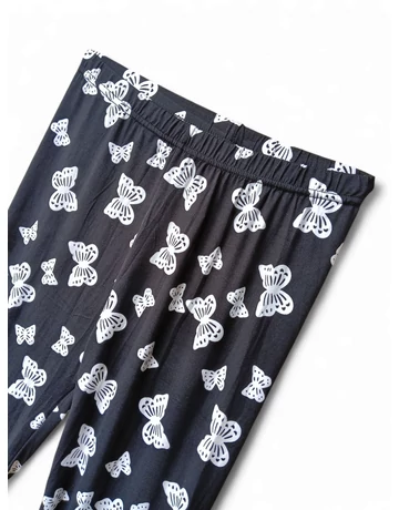 Fekete hosszú leggings elölnézet pillangómintával.
