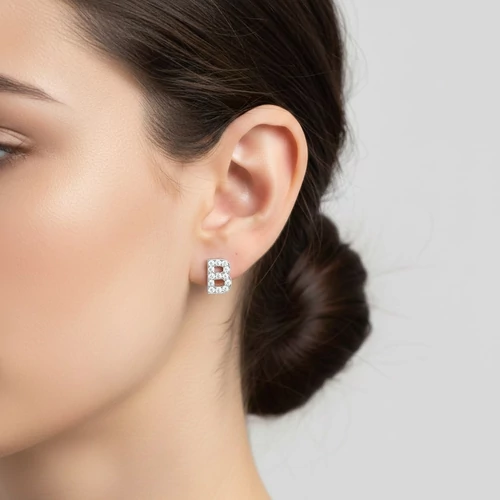 B betűs fülbevaló részletfotó